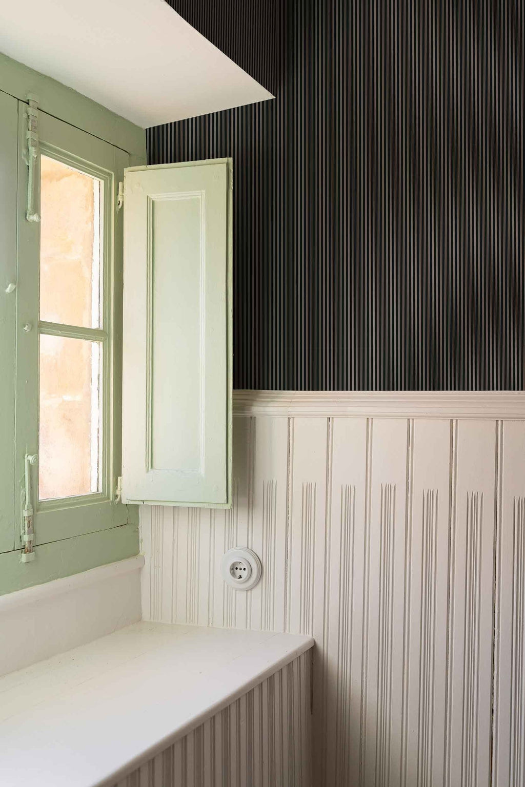 Fermín wallpaper by Coordonné in Black, styled room
