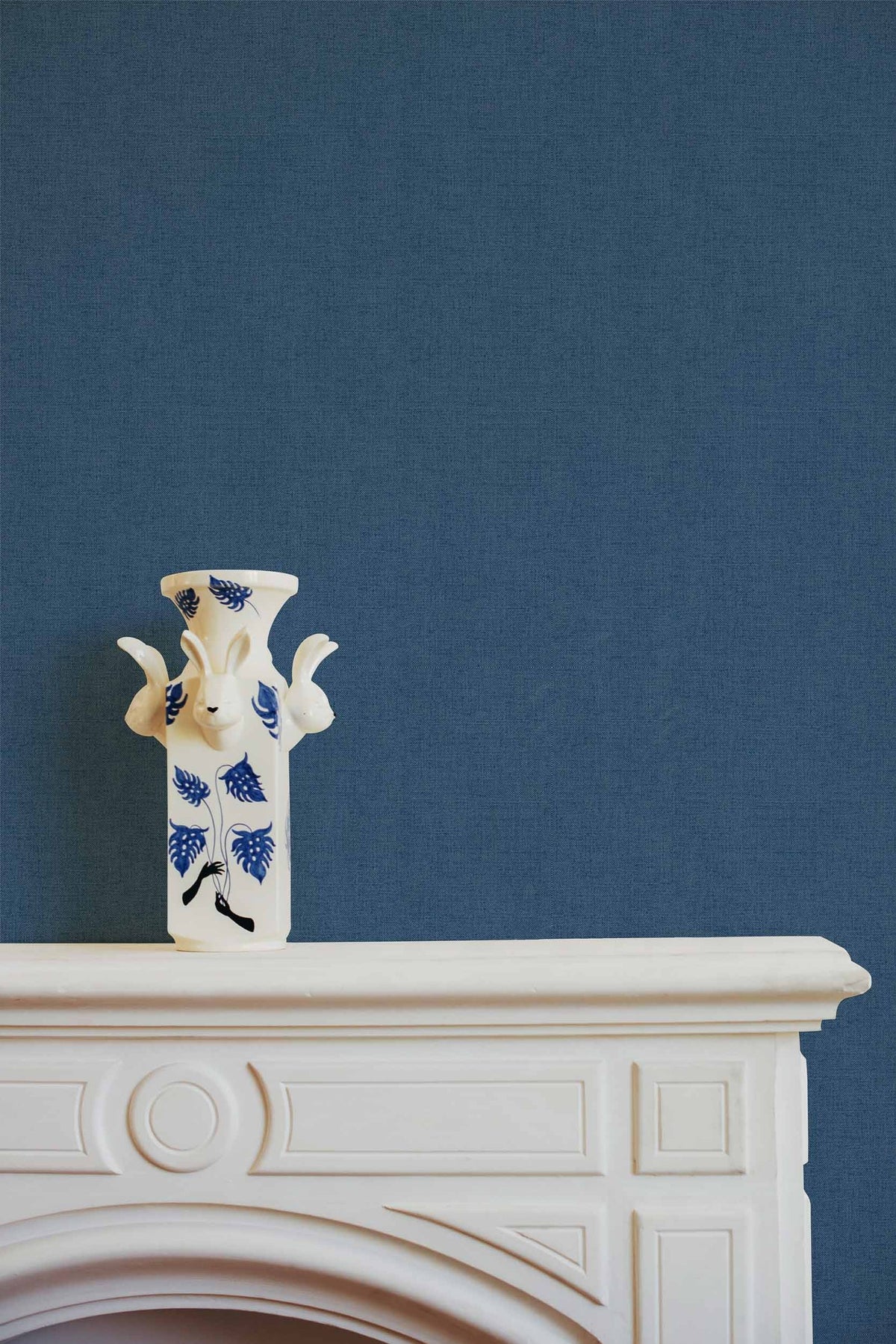 Lin wallpaper by Coordonné in Blue – Ultramarine, styled room