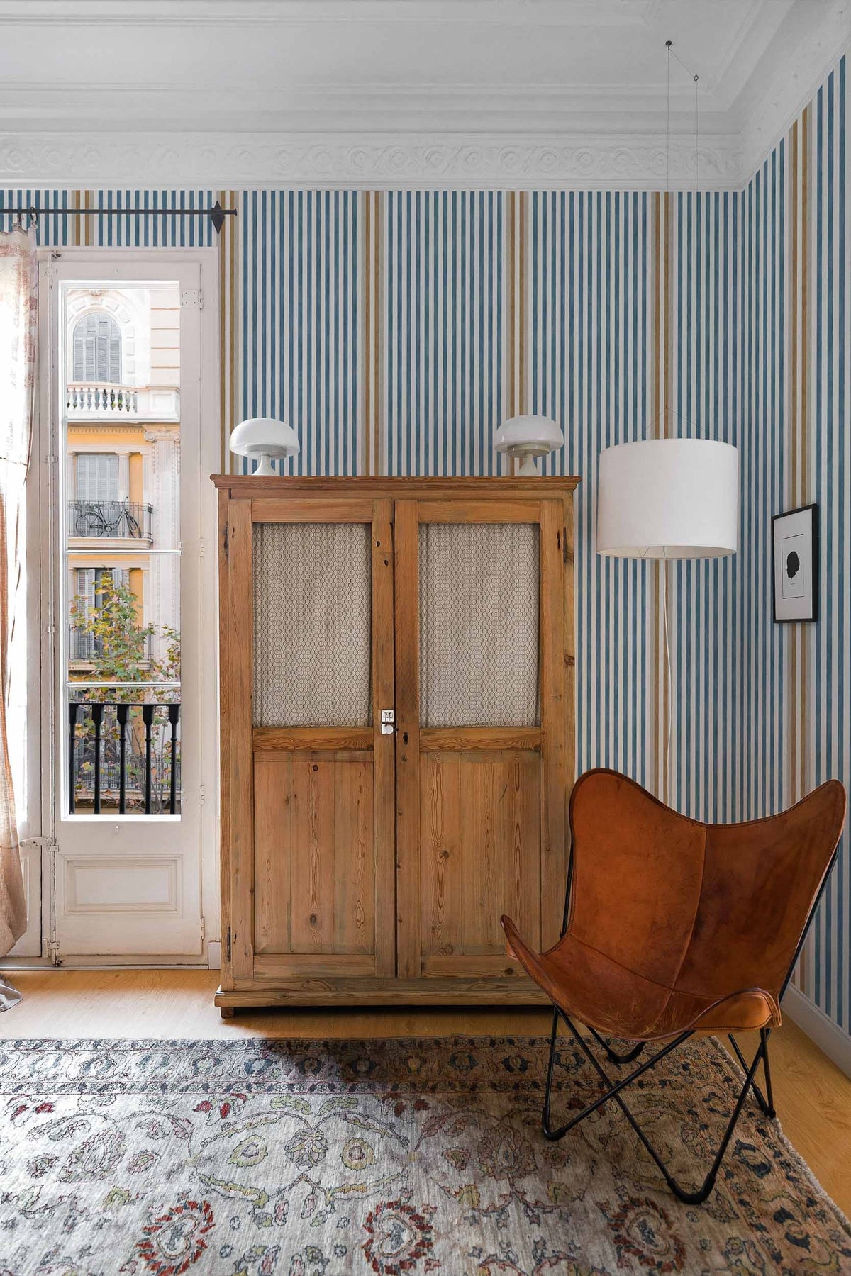 Luz y Sombra wallpaper by Coordonné in Blue – Sky, styled room