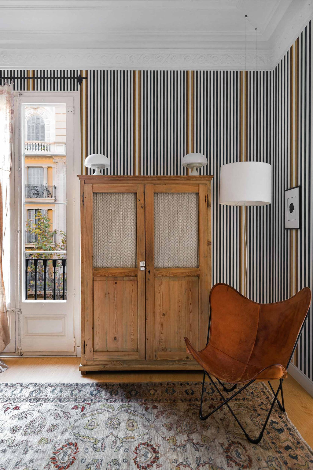 Luz y Sombra wallpaper by Coordonné in Black, styled room