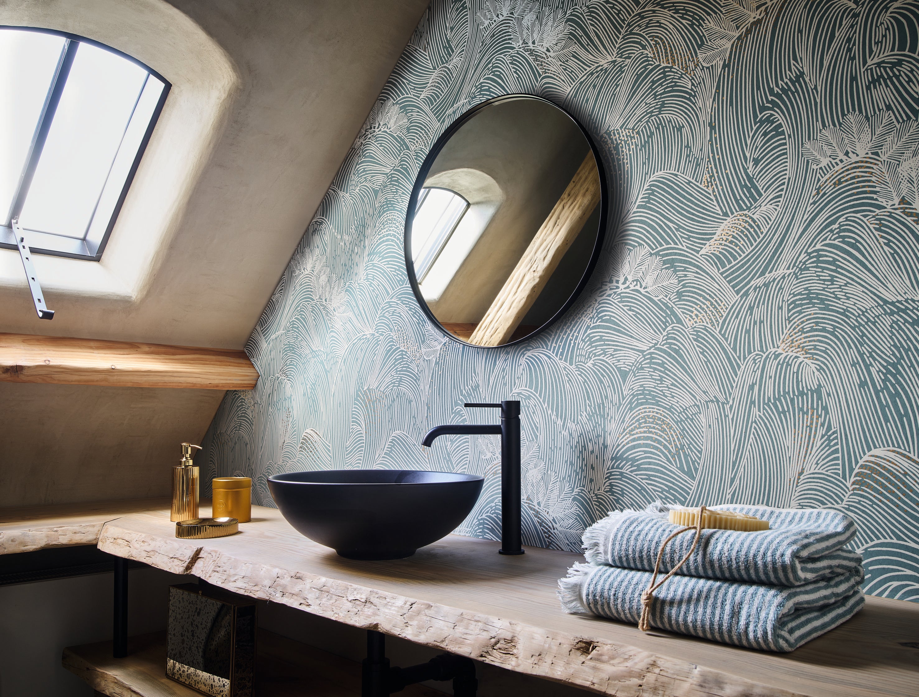 Marée haute wallpaper by Casamance in Green, styled room shot