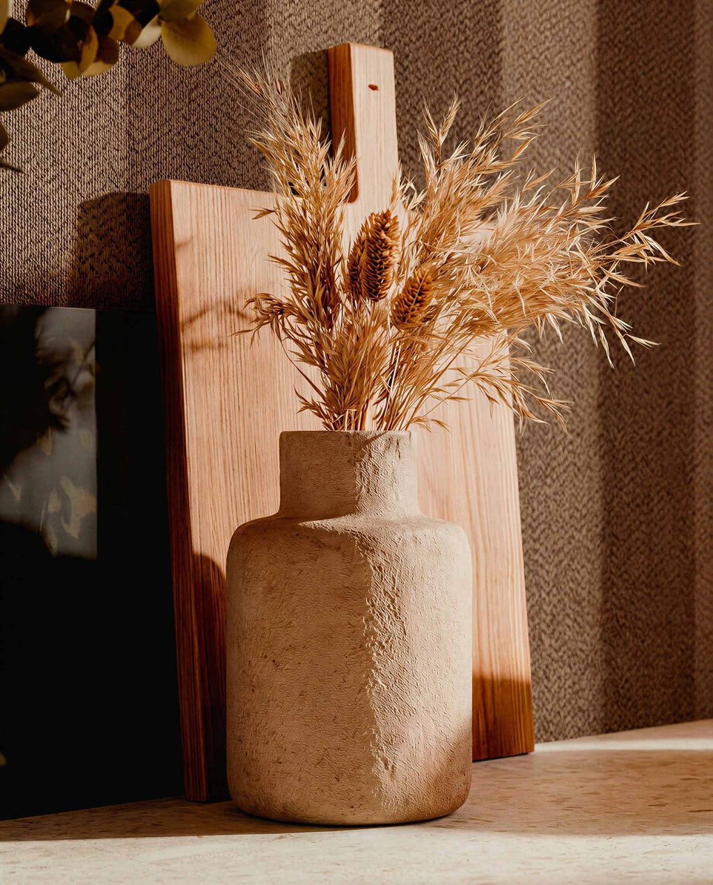 Palmeral wallpaper by Coordonné in Brown, styled room