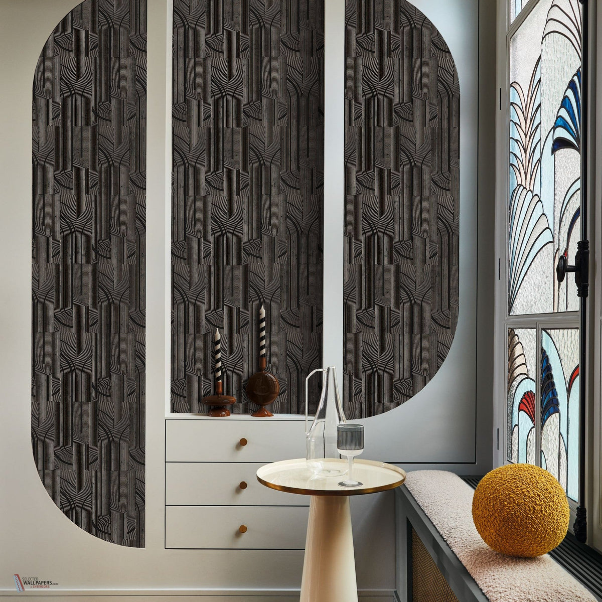 Porte dorée wallpaper by Casamance in Black – Gold, styled room shot