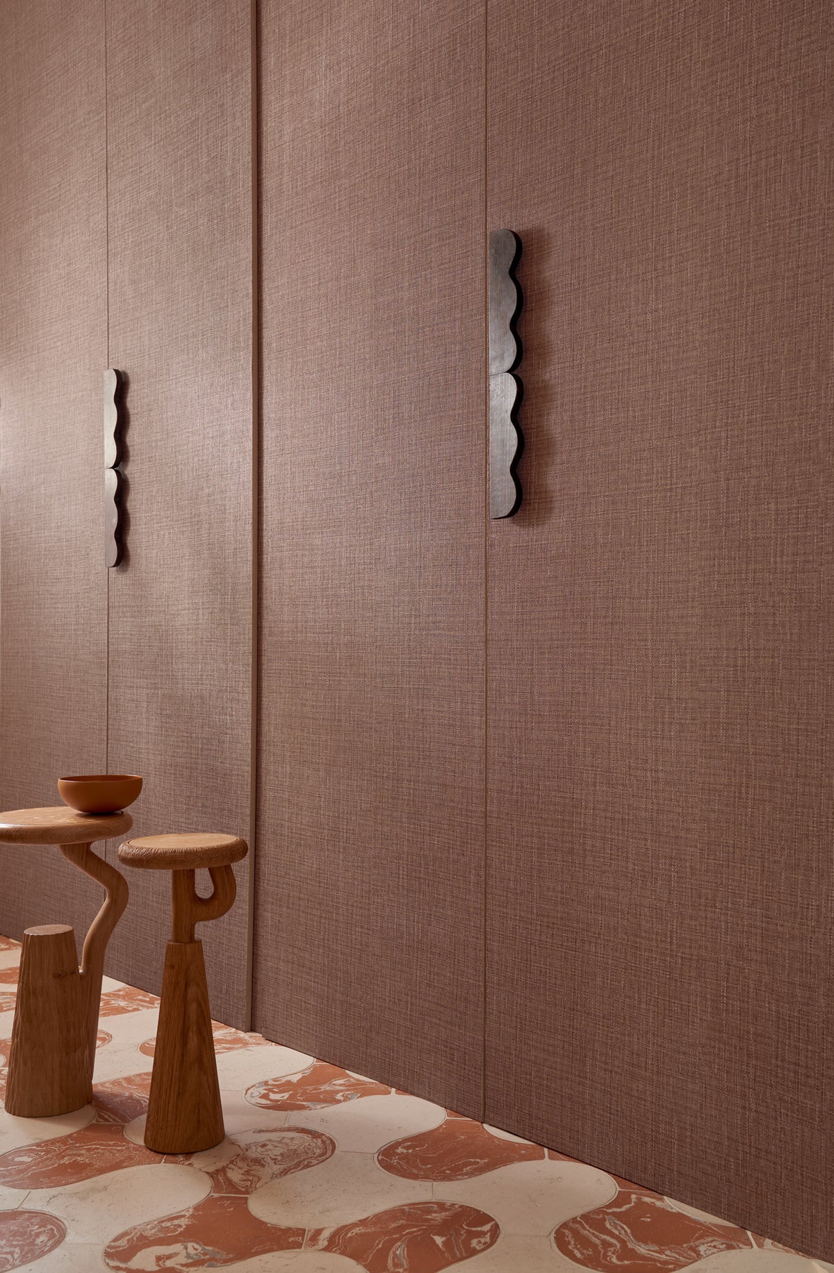 Sierra wallpaper by Casamance in Brown – Mahogany, styled room shot