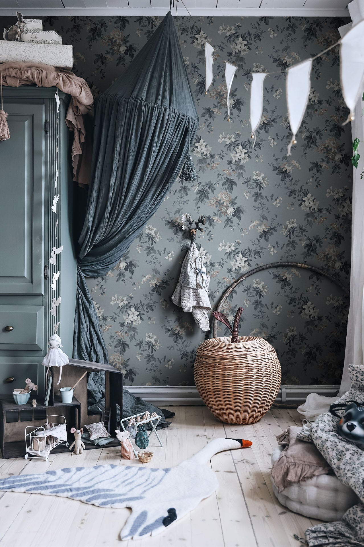Sandra - Misty Blue - Wallpaper Trader