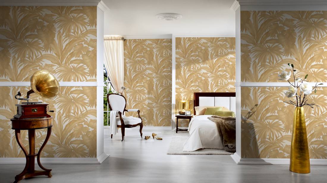 Giungla Palm - Gold on White - Wallpaper Trader