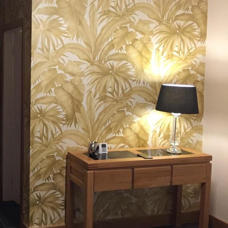 Giungla Palm - Gold on White - Wallpaper Trader